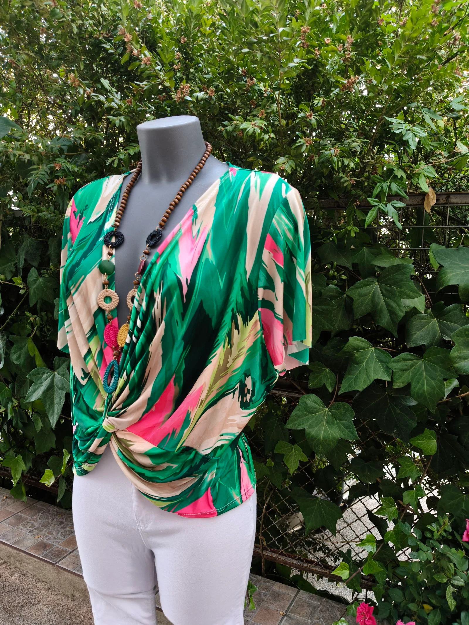 Gefluide bedrukte blouse met knoop aan de voorkant – photo 3